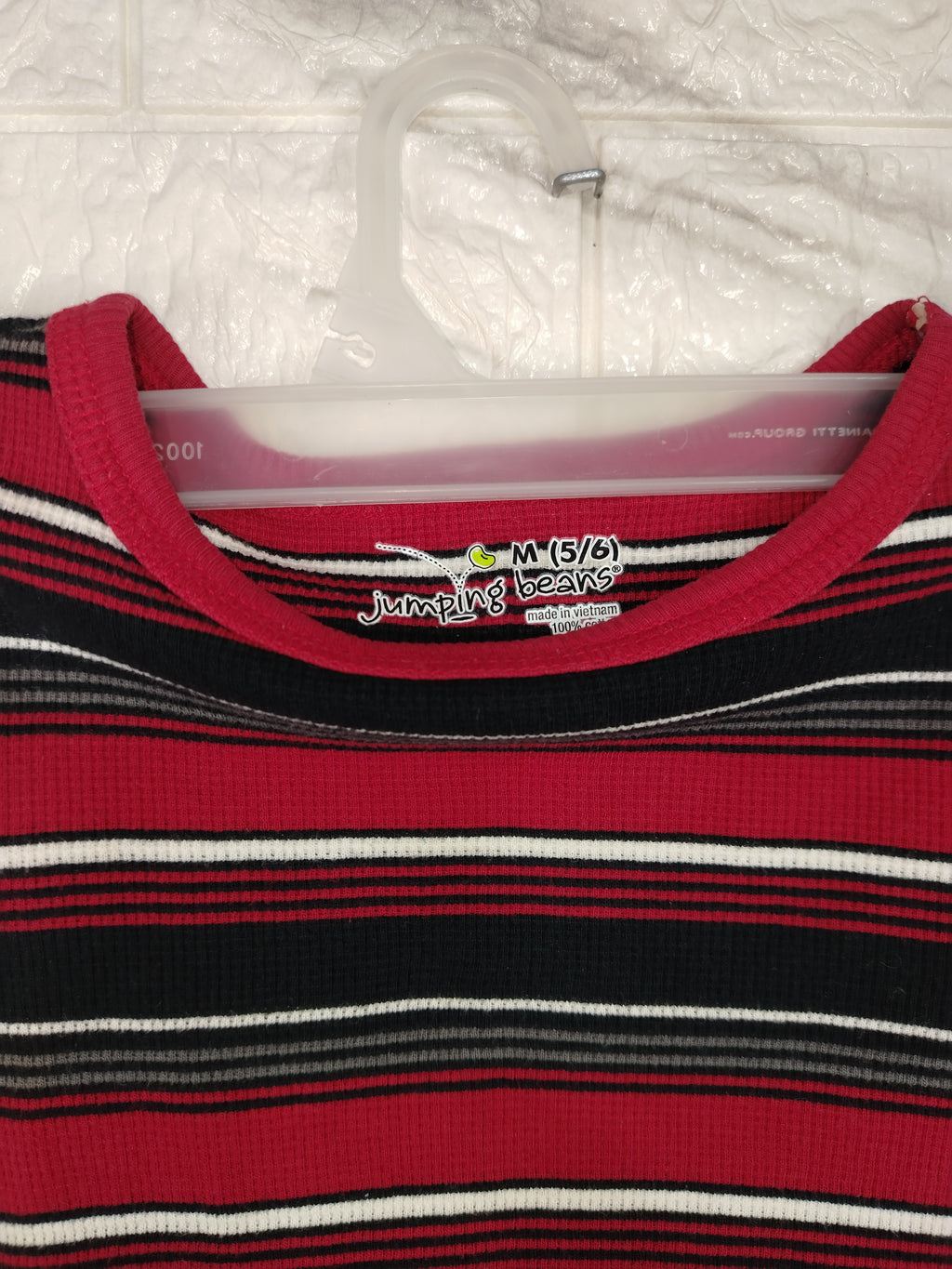 Polera manga larga – Talla 5 (ideal 5–6 años). Tela delgada y suave. Estado: usada, como nueva, sin desgaste.