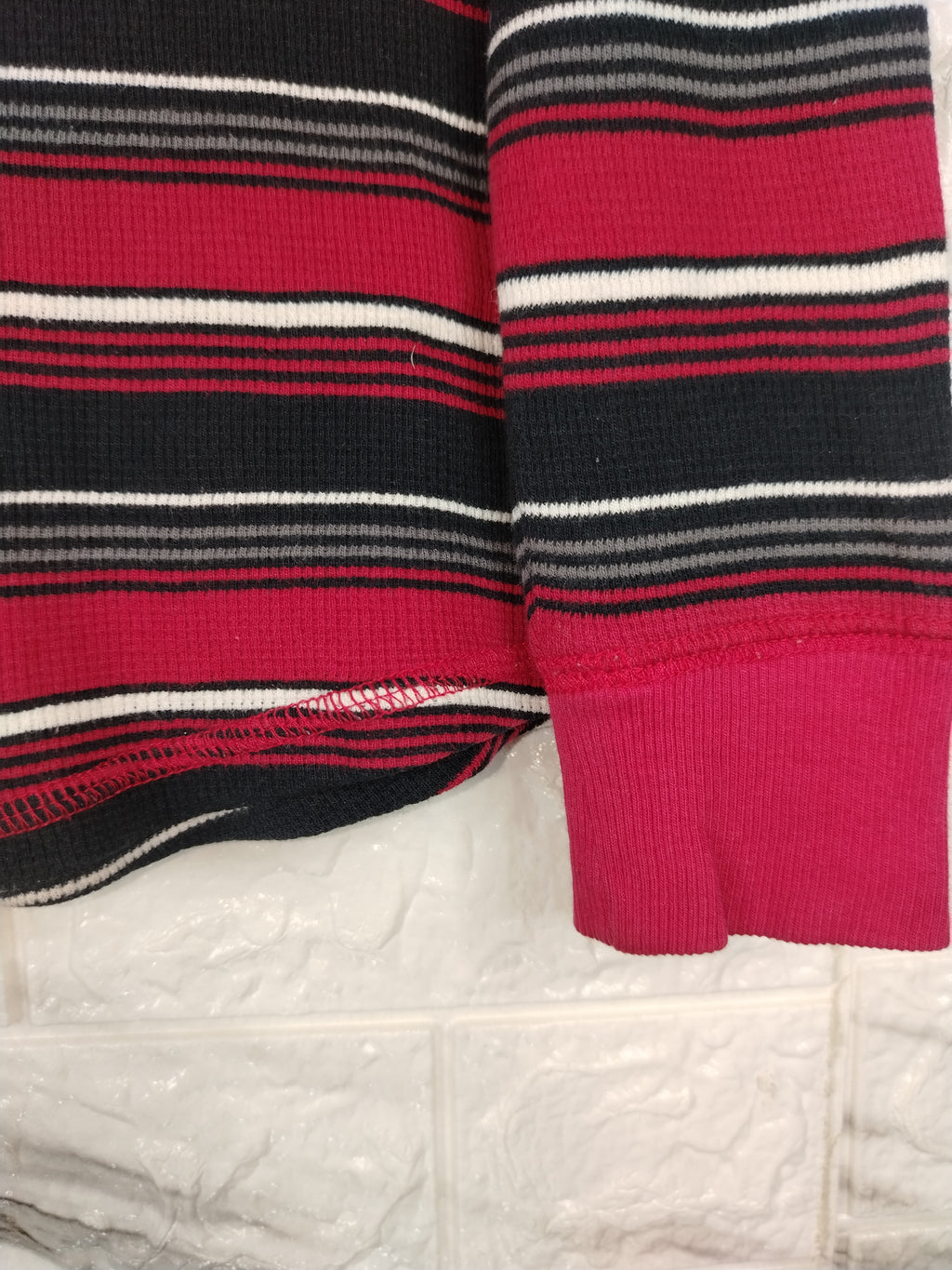 Polera manga larga – Talla 5 (ideal 5–6 años). Tela delgada y suave. Estado: usada, como nueva, sin desgaste.