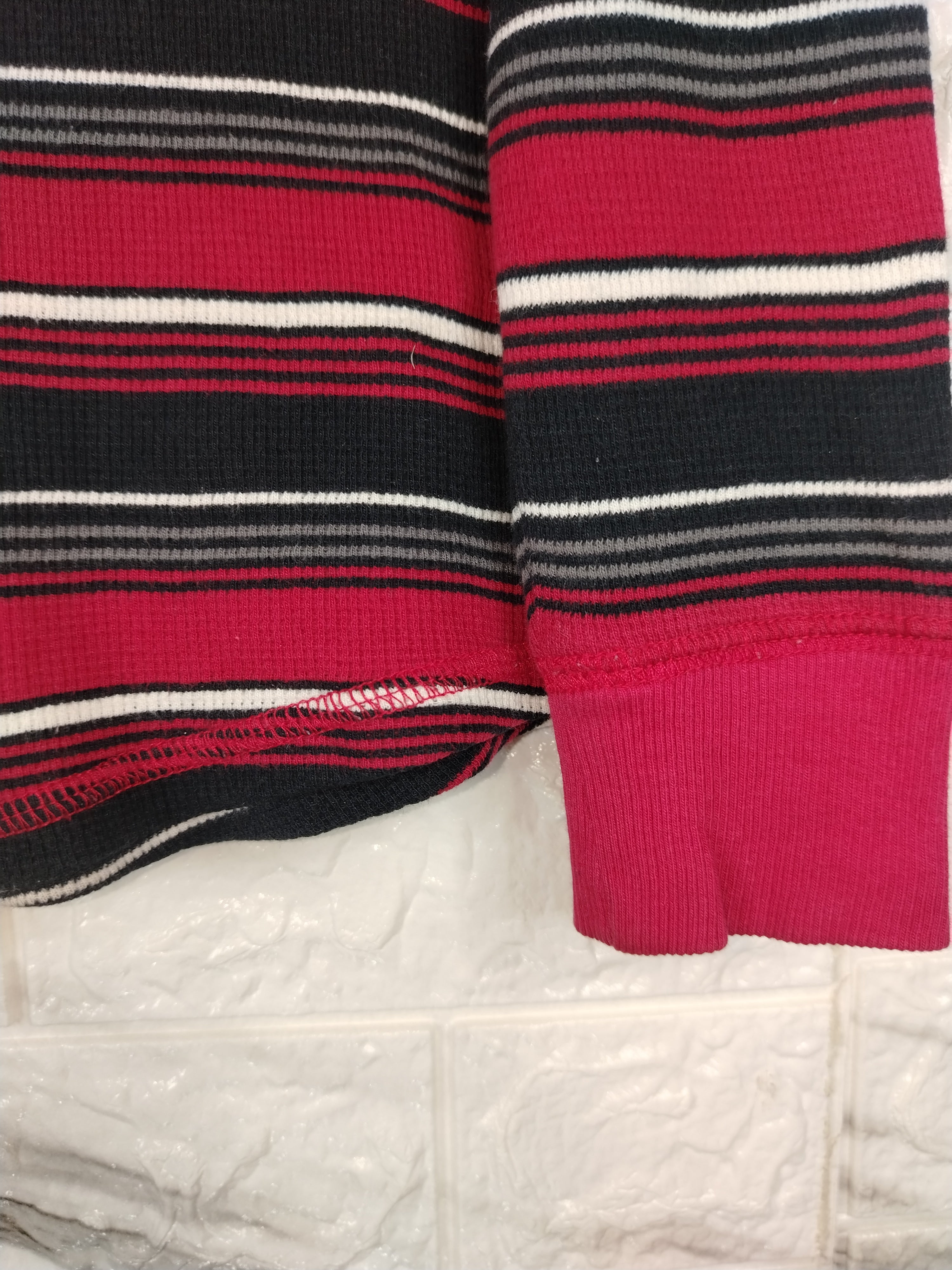 Polera manga larga – Talla 5 (ideal 5–6 años). Tela delgada y suave. Estado: usada, como nueva, sin desgaste.