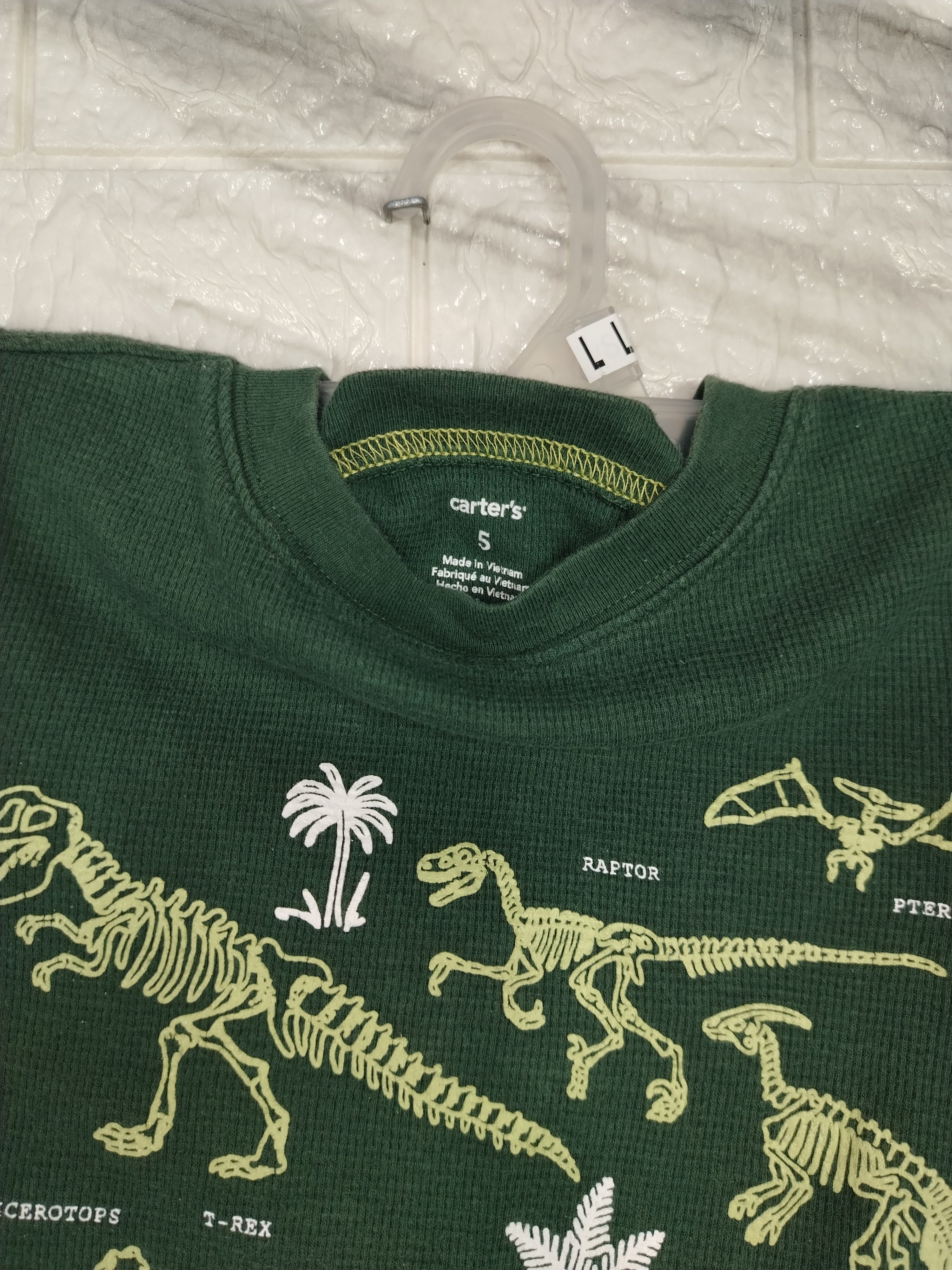 Polera térmica – Talla 5 (ideal 5–6 años). Tela gruesita y abrigada. Estado: usado con desgaste normal de uso, en buen estado general.