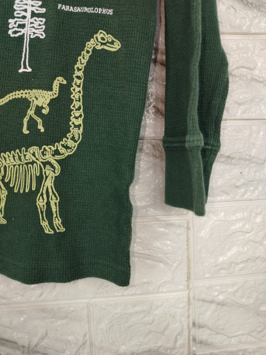 Polera térmica – Talla 5 (ideal 5–6 años). Tela gruesita y abrigada. Estado: usado con desgaste normal de uso, en buen estado general.