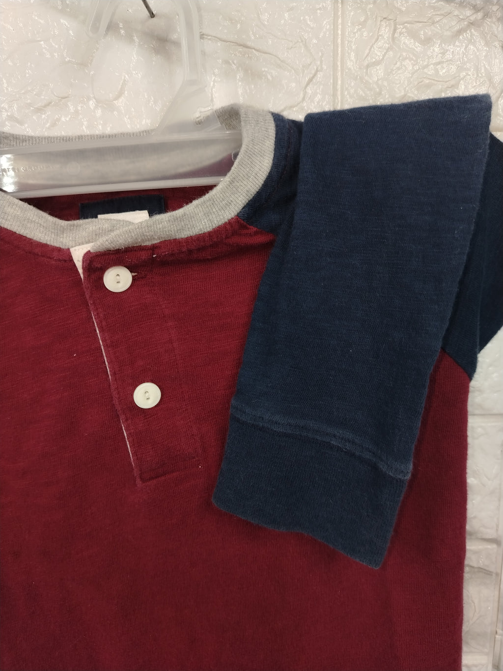 Polera manga larga – Talla 5 (ideal 5–6 años). Tela delgada y suave. Estado: usado, como nuevo, sin desgaste.