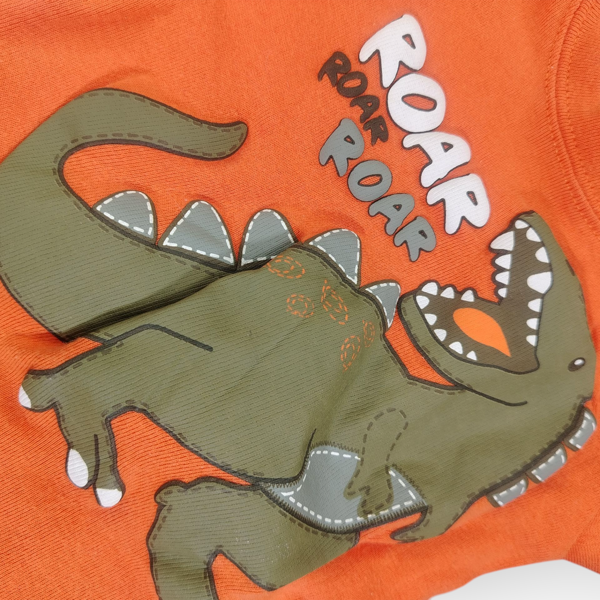 Conjunto Niño Dinosaurio Naranja + Short Camuflado (9–12 meses) [Semi-Nuevo]