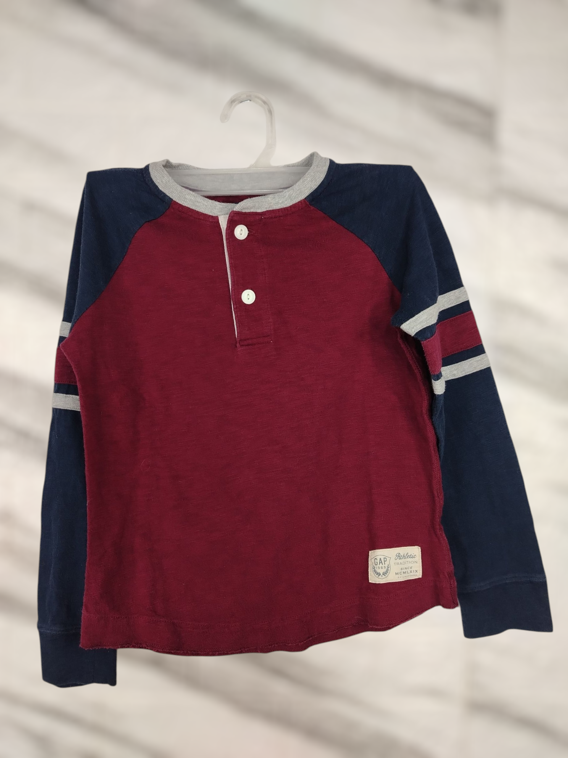 Polera manga larga – Talla 5 (ideal 5–6 años). Tela delgada y suave. Estado: usado, como nuevo, sin desgaste.