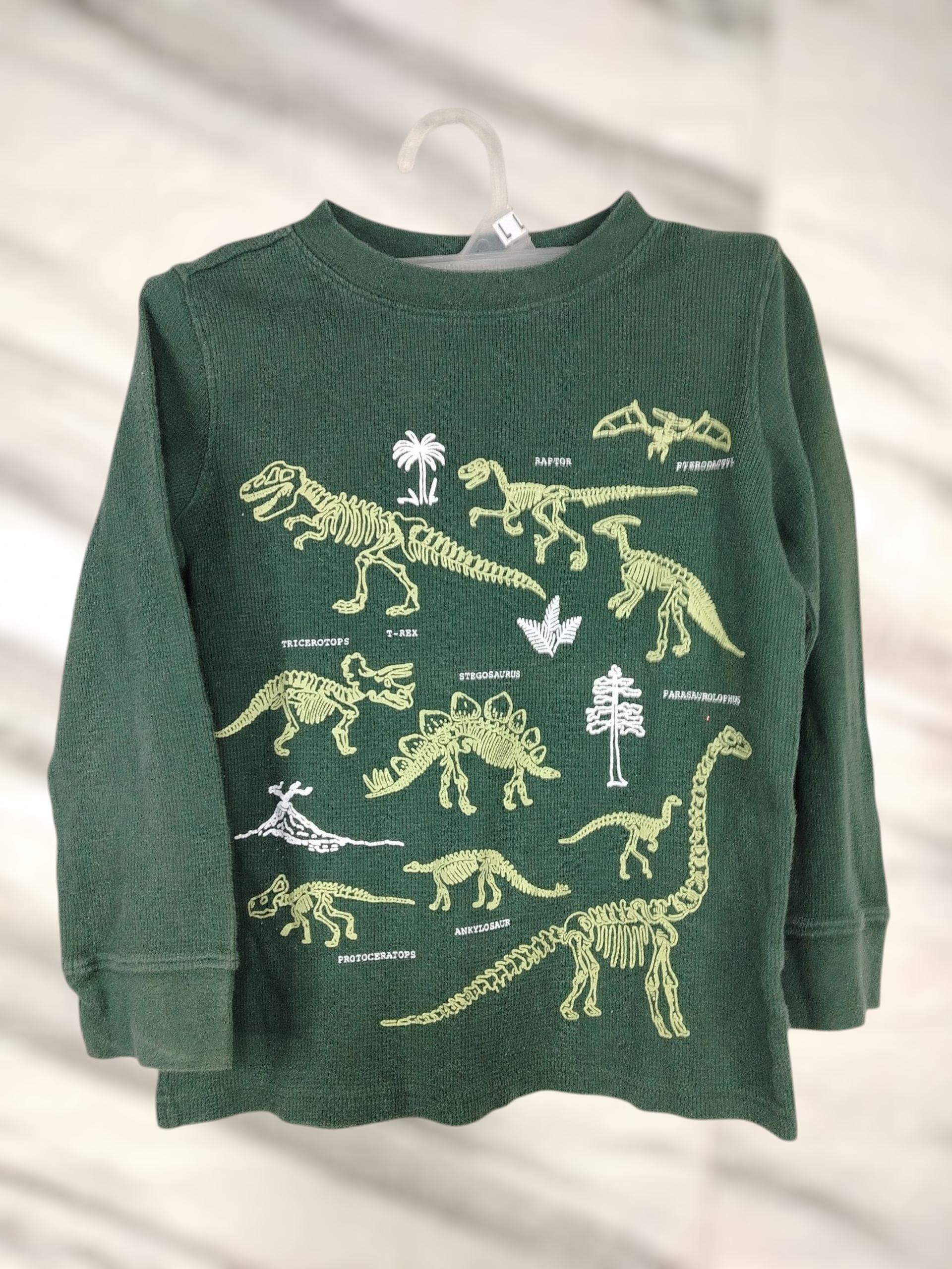 Polera térmica – Talla 5 (ideal 5–6 años). Tela gruesita y abrigada. Estado: usado con desgaste normal de uso, en buen estado general.