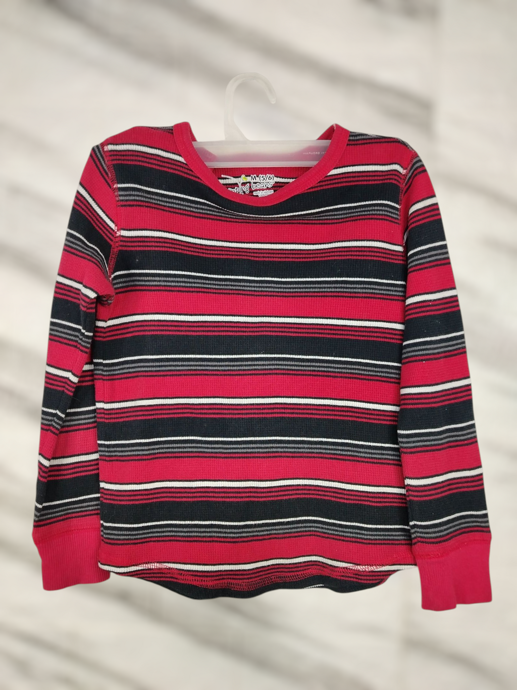 Polera manga larga – Talla 5 (ideal 5–6 años). Tela delgada y suave. Estado: usada, como nueva, sin desgaste.